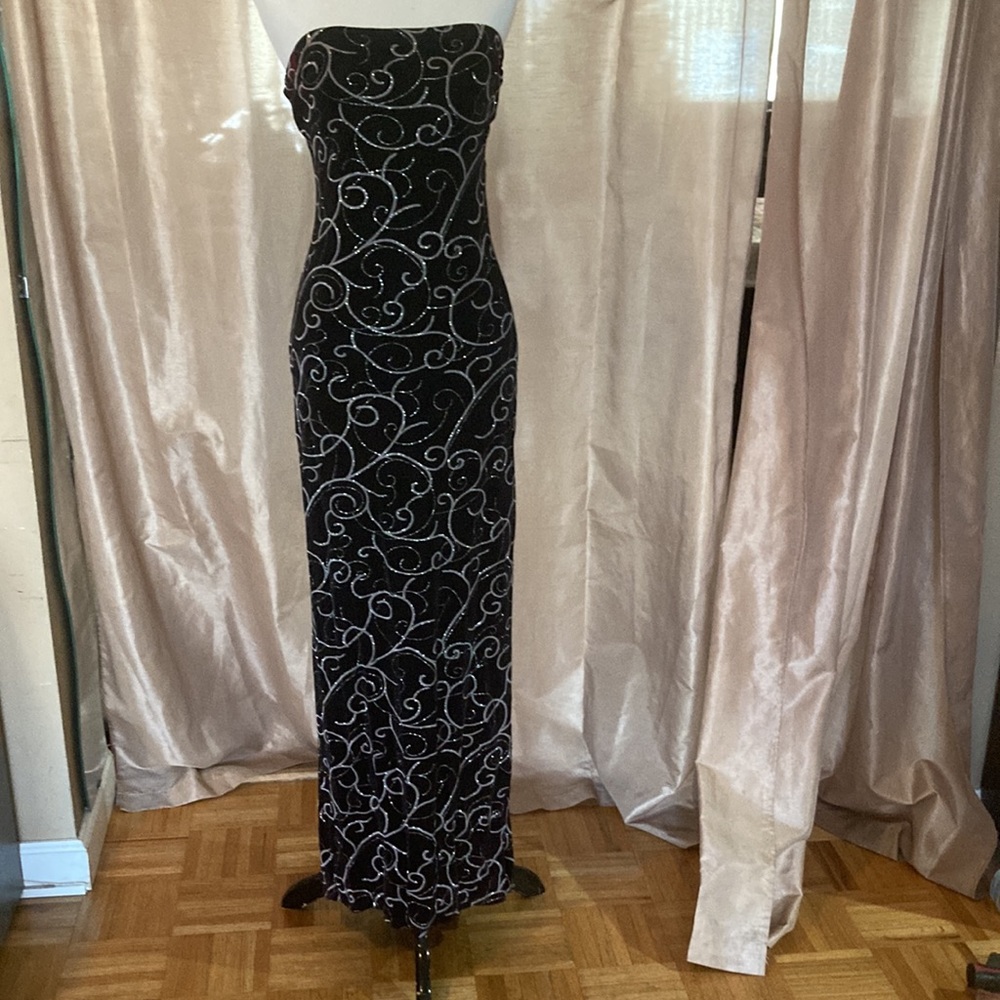 Elegant long black strapless gown